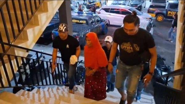 WANITA BUNUH SELINGKUHAN - Sosok pelaku pembunuhan terhadap Saeri di Desa Tebana, Kecamatan Banyuates, Kabupaten Sampang, Madura, Samu'ah (46) saat diperiksa tim penyidik Satreskrim Polres Sampang, Rabu (12/2/2025).