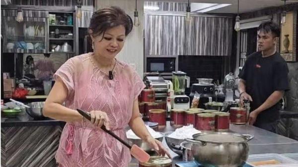 PROFIL CI MEHONG - Ci Mehong adalah seorang pengusaha asal Aceh yang memiliki berbagai macam bisnis. 
