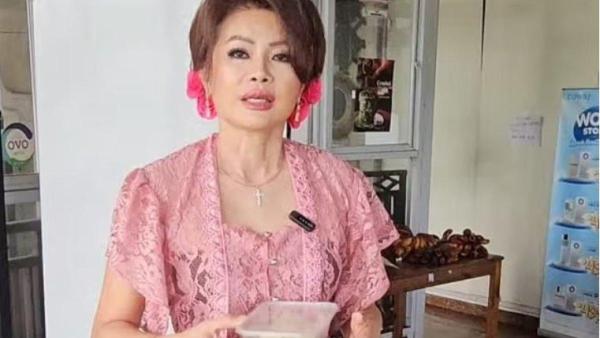 PROFIL CI MEHONG - Kue buatan Ci Mehong seringkali mencuri perhatian warganet karena harganya yang cukup mahal