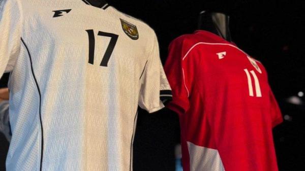 JERSEY TIMNAS INDONESIA - Penampakan jersey tandang-kandang Timnas Indonesia. Jersey dengan desain baru ini akan dipakai pertama kali saat Timnas Indonesia melawan Australia, 20 Maret 2025.