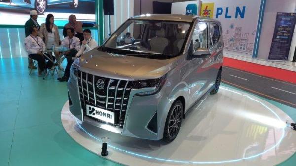Mobil LISTRIK KOMPAK - Honri Boma EV saat diperkenalkan di pameran otomotif IIMS 2025 di JIExpo Kemayoran, Jakarta, Kamis, 13 Februari 2025. Mobil listrik kompak untuk keluarga ini punya ruang kabin lega.
