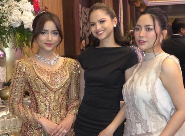 PAYET WARNA EMAS - Potret Fuji bersama tamu undangan di pernikahan Frans Faisal dari capture instagram @fuji_an, Jumat (14/2/2025).