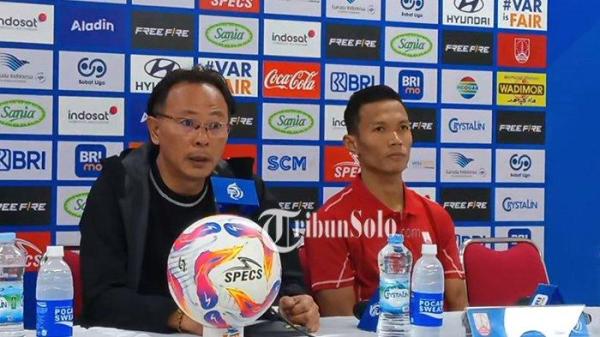 Pelatih Persis Solo, Ong Kim Swee (OKS) saat sesi jumpa pers usai laga melawan PSM Makassar dengan skor 0-1 di Stadion Manahan Solo, Senin (13/1/2025) malam.
