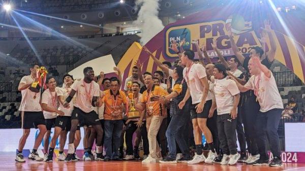 FOTO: Tim bola voli Jakarta Bhayangkara Presisi merayakan gelar juara Proliga 2024, usai mengalahkan Jakarta LavAni di Indonesia
Arena, Senayan, Jakarta, Minggu (21/7/2024). (Tribunnews/Alfarizy)