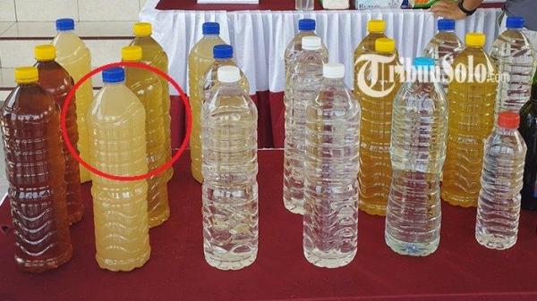 SEKELOMPOK PEMUDA MABUK KEROYOK ORANG DI SRAGEN. Penampakan gedang klutuk (dilingkari) dengan warga kuning. Minuman keras itu saat ini banyak penggemarnya seperti hasil razia bulan November sebanyak 28 botol satu literan yang diamankan Polres Klaten, Kamis (15/12/2022). Di Sragen, sekelompok pemuda yang mabuk akibat mengkonsumsi miras mengeroyok seorang pria.