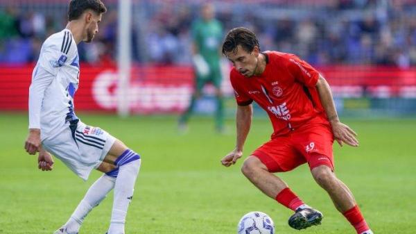 Aksi pemain Timnas Indnonesia Thom Haye saat memperkuat Almere City melawan PEC Zwolle dalam pertandingan pertandingan pekan ke-7 Eredivisie 2024/2024, Minggu (29/9/2024).