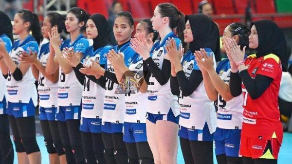 Para pemain Jakarta Pertamina Enduro sebelum laga hadapi Gresik Petrokimia Pupuk Indonesia pada Proliga 2025 di GOR Jatidiri, Semarang, Minggu (5/1/2025).