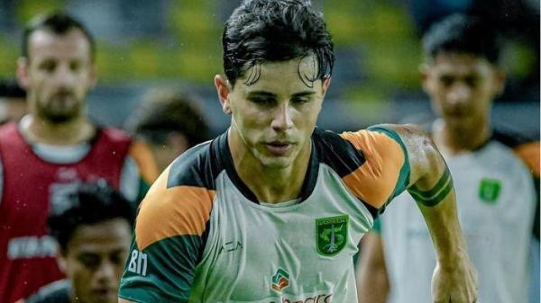 PEMANASAN - Pemain Persebaya Surabaya, Bruno Moreira saat melakukan pemanasan jelang laga melawan PSBS Biak di Stadion Gelora Bung Tomo, Surabaya pada Sabtu (15/2)