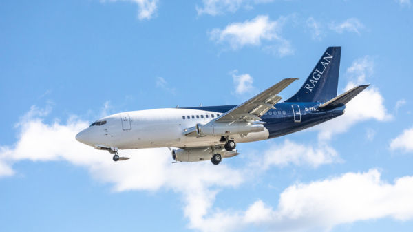 A Boeing 737 with gravel kit prepares for landing