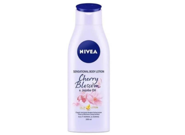 Foto adalah NIVEA Sensational Body Lotion Cherry Blossom & Jojoba Oil. Sumber foto: tokopedia.com