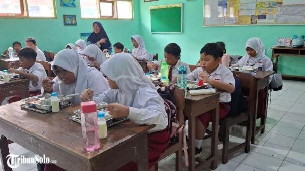 MAKAN BERGIZI GRATIS : Siswa di SDN 3 Sragen menerima makan bergizi gratis, Senin (17/2/2025). 
Pelaksanaan program MBG di Kabupaten Sragen akan dievaluasi setelah berjalan selama sepekan mendatang