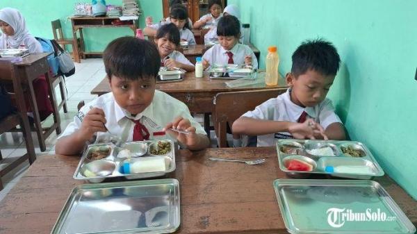 MAKAN BERGIZI GRATIS : Siswa di SDN 3 Sragen menerima makan bergizi gratis, Senin (17/2/2025). 
Pelaksanaan program MBG di Kabupaten Sragen akan dievaluasi setelah berjalan selama sepekan mendatang