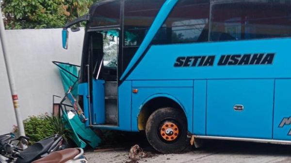BUS TABRAK KIOS DI KARANGANYAR. Bus Setia Usaha menabrak kios es teh di Jalan Lawu, tepatnya di minimarket dekat SPBU Tawangmangu, Kecamatan Tawangmangu, Kabupaten Karanganyar,  Senin (17/2/2025). Akibat dari kecelakaan ini, satu orang tewas di lokasi.