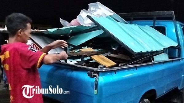 Puing-puing kios es teh dan bakso cilok pasca ditabrak bus Setia Usaha di Jalan Lawu Karanganyar