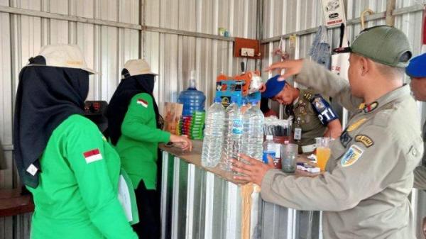 RAZIA MIRAS OPLOSAN - Petugas Satpol PP Demak merazia warung minuman yang kedapatan menjual minuman keras (miras) oplosan Es Moni di wilayah Kabupaten Demak, Jawa Tengah, Senin (9/9/2024).
