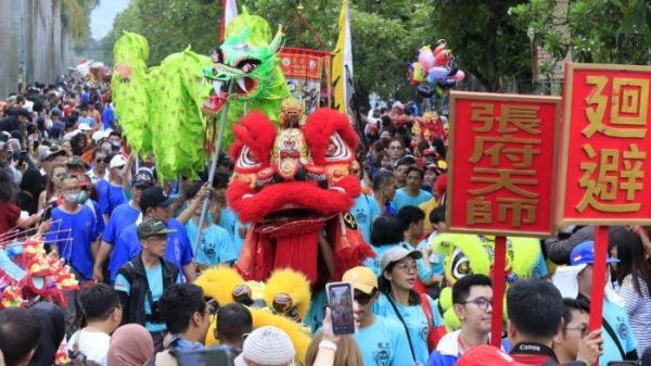 Warga menyaksikan Kirab Budaya Perayaan Cap Go Meh 2576/2025 di Taman Kopo Indah, Kecamatan Margaasih, Kabupaten Bandung, Jawa Barat, Jumat (14/2/2025).