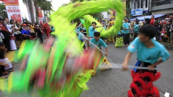 Pertunjukan atraksi liong dipertontonkan dalam Kirab Budaya Perayaan Cap Go Meh 2576/2025 di Taman Kopo Indah, Kecamatan Margaasih, Kabupaten Bandung, Jawa Barat, Jumat (14/2/2025).