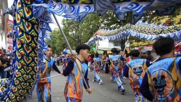 Pertunjukan atraksi liong dipertontonkan dalam Kirab Budaya Perayaan Cap Go Meh 2576/2025 di Taman Kopo Indah, Kecamatan Margaasih, Kabupaten Bandung, Jawa Barat, Jumat (14/2/2025).