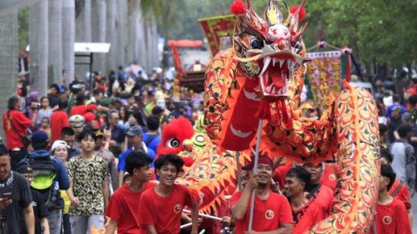 Pertunjukan atraksi liong dipertontonkan dalam Kirab Budaya Perayaan Cap Go Meh 2576/2025 di Taman Kopo Indah, Kecamatan Margaasih, Kabupaten Bandung, Jawa Barat, Jumat (14/2/2025).