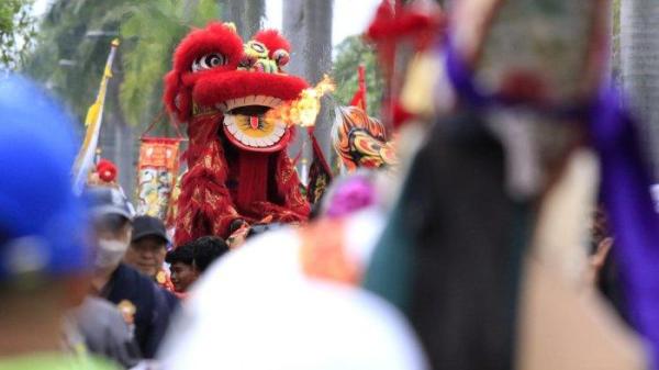 Atraksi barongsai menyemburkan api dalam Kirab Budaya Perayaan Cap Go Meh 2576/2025 di Taman Kopo Indah, Kecamatan Margaasih, Kabupaten Bandung, Jawa Barat, Jumat (14/2/2025).
