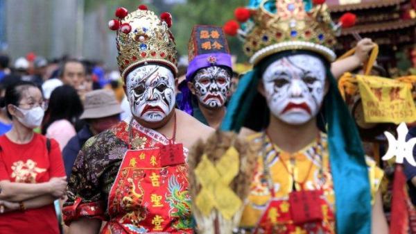 Sejumlah peserta mengenakan topeng dan lostum khas Tionghoa dalam Kirab Budaya Perayaan Cap Go Meh 2576/2025 di Taman Kopo Indah, Kecamatan Margaasih, Kabupaten Bandung, Jawa Barat, Jumat (14/2/2025).