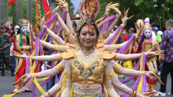 Sejumlah perempuan membawakan tarian seribu tangan dalam Kirab Budaya Perayaan Cap Go Meh 2576/2025 di Taman Kopo Indah, Kecamatan Margaasih, Kabupaten Bandung, Jawa Barat, Jumat (14/2/2025).