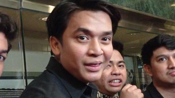 Artis Billy Syahputra mengungkap rencana pernikahannya nanti. Ia mengaku ingin menikah secara sederhana daripada pesta mewah.