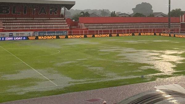STADION SOEPRIADI BANJIR - Situasi Stadion Soepriadi Blitar dilanda hujan deras pada Senin (17/2/2025). Lapangan banjir tergenang air  menyebabkan kick off laga Arema FC vs PSS Sleman di pekan 23 Liga 1 2024-2025 ditunda sementara. Sebelum ini manajemen Arema FC sudah habis-habisan melakukan renovasi stadion termasuk perbaikan rumput lapangan.