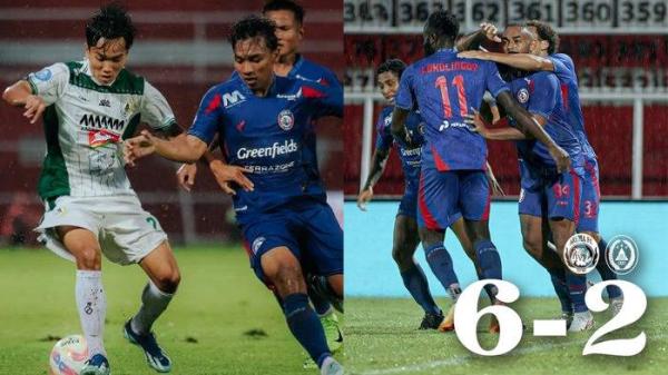 LIGA 1 2024-2025 - Jalannya pertandingan Arema FC Vs PSS Sleman, Senin (17/2/2025) Liga 1 2024-2025 pekan ke 23 di Stadion Soepriadi Blitar. Para pemain Arema FC (KANAN) melakukan selebrasi setelah berhasil mengalahkan PSS Sleman dengan skor telak 6-2. Arkhan Fikri (KIRI) saat mengejar bola dari pemain PSS Sleman.