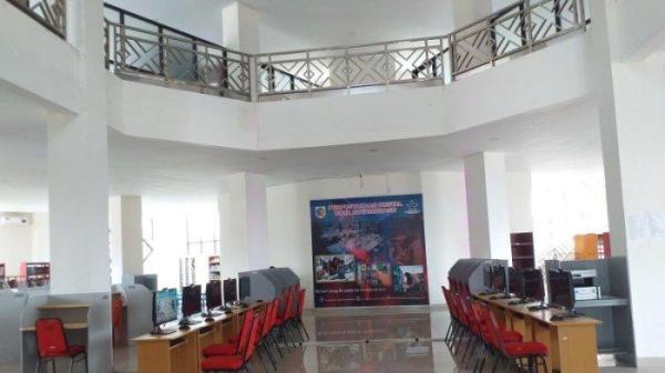 PERPUSTAKAAN DAERAH - Perpustakaan Daerah Kota Kotamobagu di Jalan Brigjen Katamso, Kotobangon, Kotamobagu Tmur, Kotamobagu, Sulawesi Utara, Selasa (18/2/2025). Perpustakaan ini memiliki berbagai fasilitas.