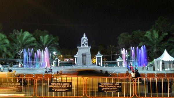 MENYALA. Air mancur animasi di Plaza Manahan, Solo, Kamis (20/7/2017) malam. Lokasi ini bisa menjadi alternaif untuk ngabuburit.