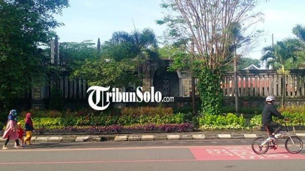 TAMAN SRIWEDARI. Para pengunjung Solo CFD melewati kawasan City Walk sekitar Taman Sriwedari yang biasa dipakai sebagai lokasi jualan kuliner, Minggu (26/3/2023). Lokasi ini cocok untuk menghabiskan waktu sore.
