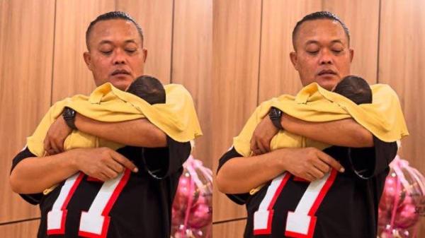 CUCU PERTAMA - Komedian Sule menggendong cucu pertamanya dari Rizky Febian dan Mahalini. Sang menantu melahirkan anak pertama pada Sabtu (15/2/2025).