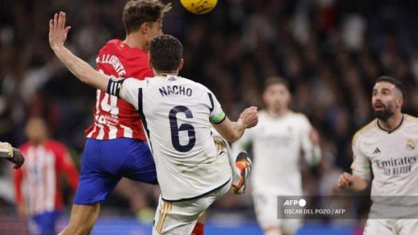Gelandang Spanyol Atletico Madrid #14 Marcos Llorente mencetak gol penyama kedudukan pada pertandingan sepak bola liga Spanyol antara Real Madrid CF dan Club Atletico de Madrid di stadion Santiago Bernabeu di Madrid pada 4 Februari 2024.