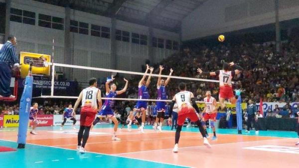 Outside Hitter Jakarta Bhayangkara Presisi Rendy Tamamilang malukan lompatan bersiap kirimkan smash keras ke arah pertahanan LavAni Allow Bank pada gelaran Final Four Proliga 2023 di Gor Sritex Arena Solo, Jumat (10/3/2023).