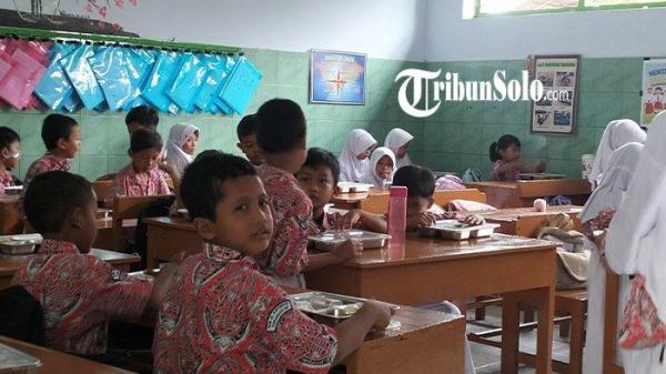 Suasana Makan Bergizi Gratis di SDN 01 Popongan, Popongan, Kecamatan/Kabupaten Karanganyar