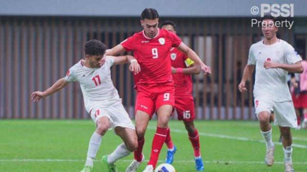 AKSI JENS RAVEN - Aksi penyerang Timnas U20 Indonesia, Jens Raven saat melawan Iran pada laga perdana Grup C Piala Asia U20 2025 di Stadion Shenzen Youth Football Training Base Centre, Kamis (13/2025) malam WIB.