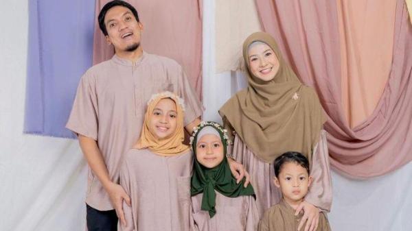 Desta bersama Natasha Rizky dan ketiga anaknya.