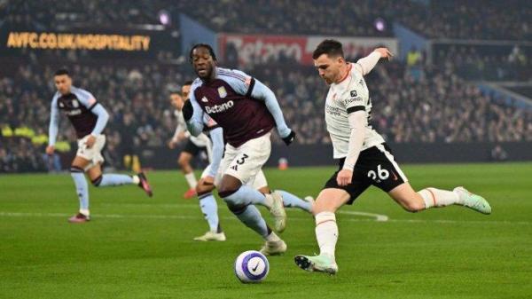 Andrew Robertson menendang bola pada laga Aston Villa vs Liverpool di Liga Inggris