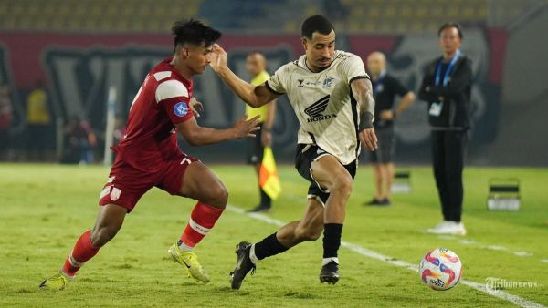 DUEL PERSIS PSM - Pesepak bola Persis Solo, Irfan Jauhari (kiri) mengadang pesepak bola PSM Makassar, Victor Luiz (kanan) dalam lanjutan Liga 1 di Stadion Manahan, Solo, Senin (13/1/2025) malam. Persis Solo kalah tipis 0-1 dari PSM Makassar berkat gol Balotelli (89'). Tribun Solo/Muhammad Nursina