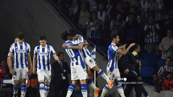 Penyerang Real Sociedad Jepang Takefusa Kubo (2R) merayakan golnya dengan gelandang Real Sociedad Spanyol Mikel Oyarzabal selama pertandingan sepak bola liga Spanyol antara Real Sociedad dan Real Madrid CF di stadion Reale Arena di San Sebastian pada 2 Mei 2023.