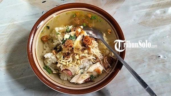 Seporsi Soto ayam Kak Ros, di Dukuh Cengklik, Desa Sobokerto, Kecamatan Ngemplak, Boyolali, Senin (5/6/2023)