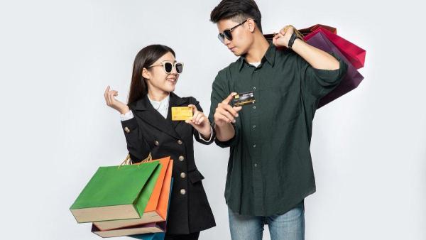 PROMNO HUT BCA - Ilustrasi wanita dan pria belanja foto freepik diunduh pada Jumat (21/2/2025). Berikut daftar 20 promo dalam rangka HUT BCA 2025