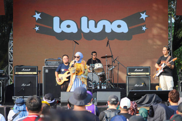 Band pop asal Bandung La Luna tampil di The 90's Festival, Gambir Expo Kemayoran, Jakarta, Sabtu (10/8/2024).<div  class=