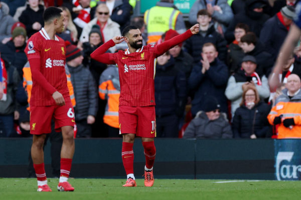 Selebrasi Mohamed Salah (kanan) saat Liverpool vs Ipswich Town dalam laga pekan ke-23 Liga Inggris 2024/25 di Stadion Anfield, Sabtu (25/1) malam WIB. Foto: Phil Noble/REUTERS