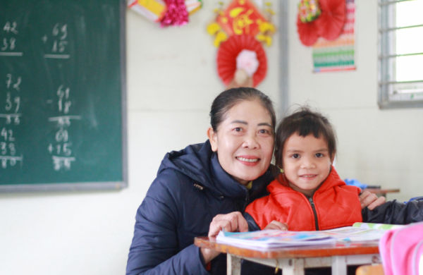 Ms. Ngan and her students at Aky, Thuong Trach, Bo Trach in December 2024. Photo: Phan Duong