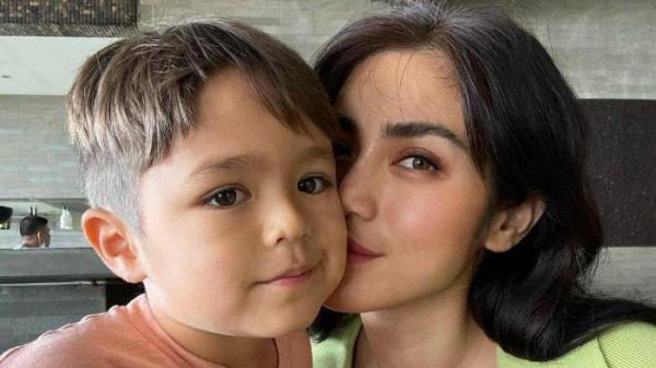 Potret Jessica Iskandar dan anak sulungnya, El Barack.