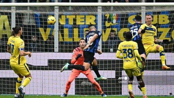 SUNDULAN LAUTARO - Penyerang Inter Milan asal Argentina #10 Lautaro Martinez (tengah) menyundul bola saat pertandingan sepak bola Serie A Italia antara Inter Milan dan Hellas Verona di Stadion Giuseppe-Meazza (San Siro) di Milan pada 6 Januari 2024. (Arsip foto Januari 2024).