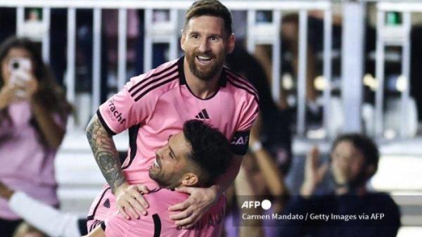 SELEBRASI LIONEL MESSI - Lionel Messi #10 dari Inter Miami merayakan gol keduanya bersama Jordi Alba #18 pada babak kedua melawan New England Revolution di Chase Stadium pada 19 Oktober 2024 di Fort Lauderdale, Florida. (Arsip foto Oktober 2024). Carmen Mandato/Getty Images/AFP