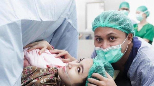 MAHALINI MELAHIRKAN - Momen melahirkan anak pertama Mahalini dan Rizky Fabian pada Sabtu (15/2/2025). Kabar bahagia ini diumumkan melalui unggahan di media sosial Rizky Febian, yang membagikan momen penuh haru bersama sang buah hati Ddi media sosialnua. (Dokumen pribadi milik Rizky Fabian di Instagram @rizkyfbian)